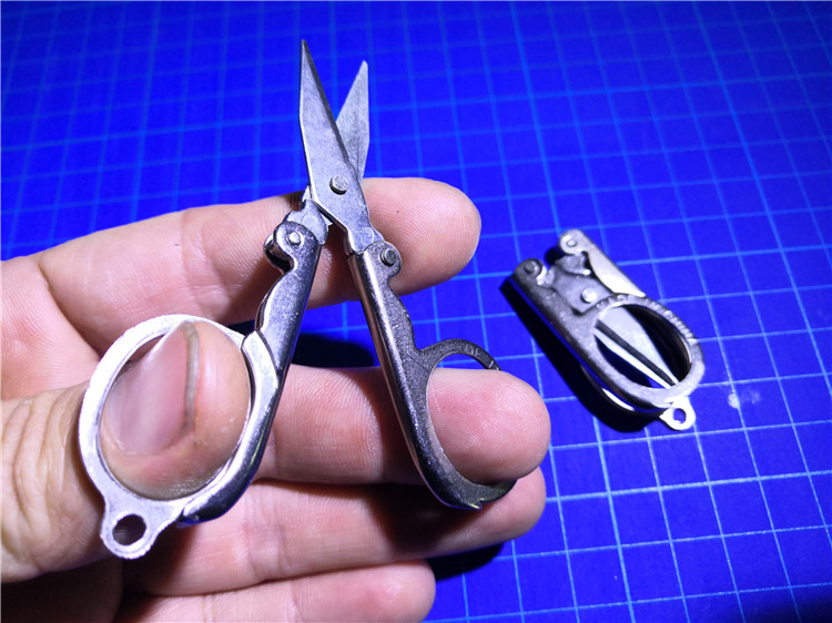 Folding scissors